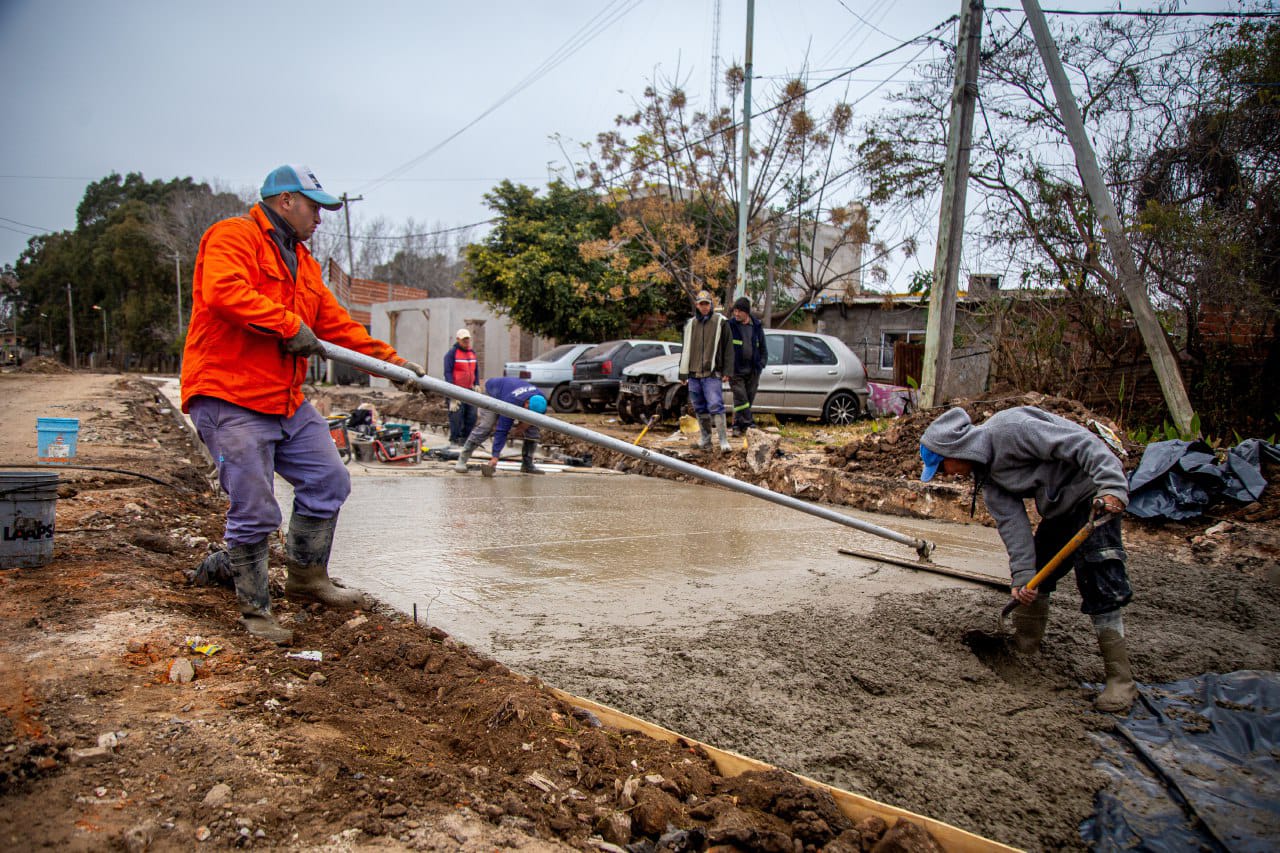 EL MUNICIPIO AVANZA CON LAS OBRAS DE ASFALTO EN LA AVENIDA ITALIA