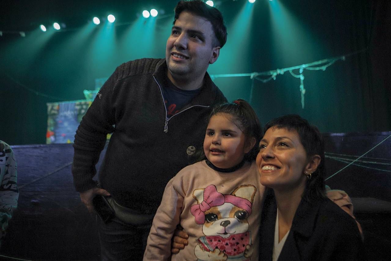 MAYRA MENDOZA SALUDÓ A LAS FAMILIAS QUE FUERON AL TEATRO MUNICIPAL