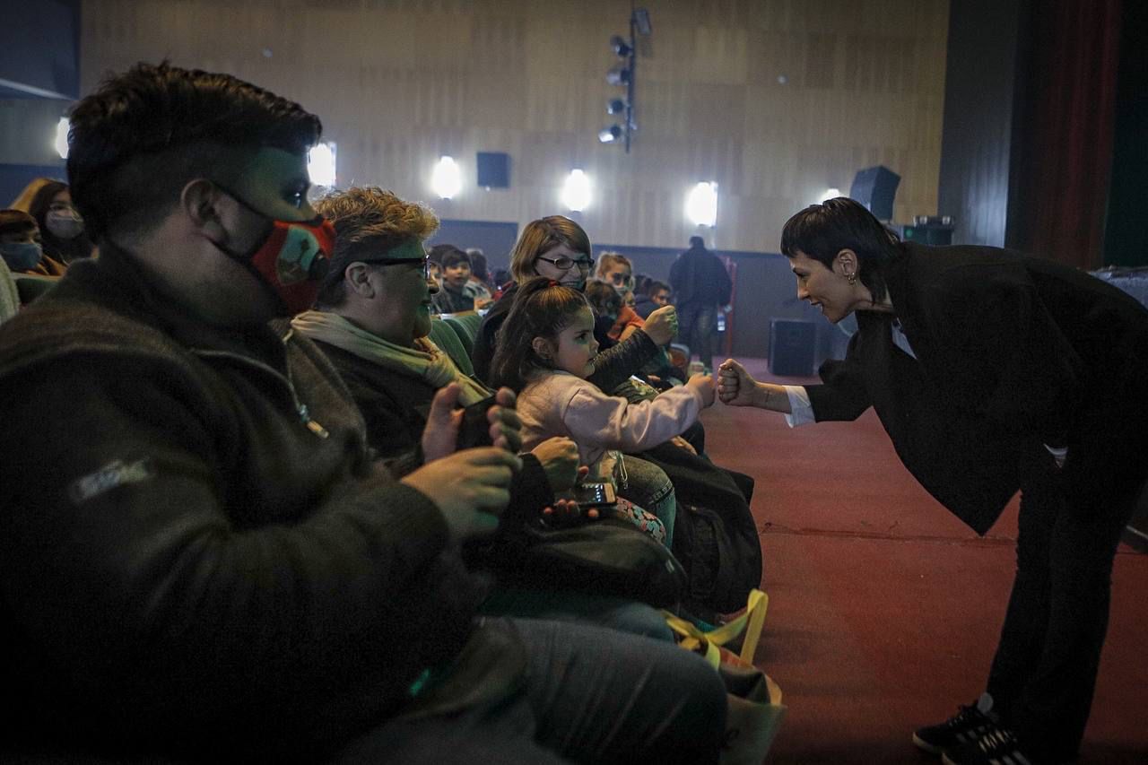MAYRA MENDOZA SALUDÓ A LAS FAMILIAS QUE FUERON AL TEATRO MUNICIPAL