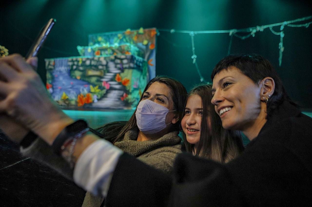MAYRA MENDOZA SALUDÓ A LAS FAMILIAS QUE FUERON AL TEATRO MUNICIPAL