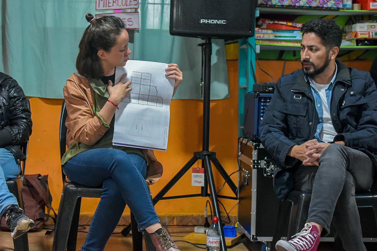 FUNCIONARIOS SE REUNIERON CON VECINOS DEL BARRIO SANTA LUCÍA 
