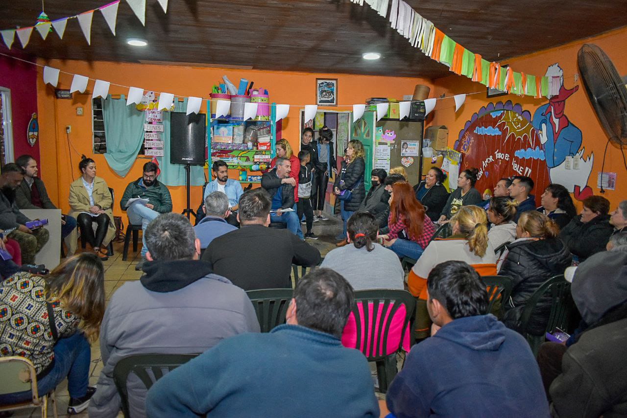 FUNCIONARIOS SE REUNIERON CON VECINOS DEL BARRIO SANTA LUCÍA 