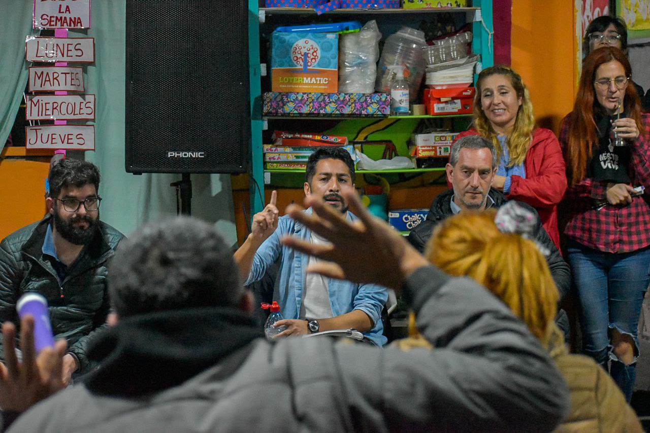 FUNCIONARIOS SE REUNIERON CON VECINOS DEL BARRIO SANTA LUCÍA 