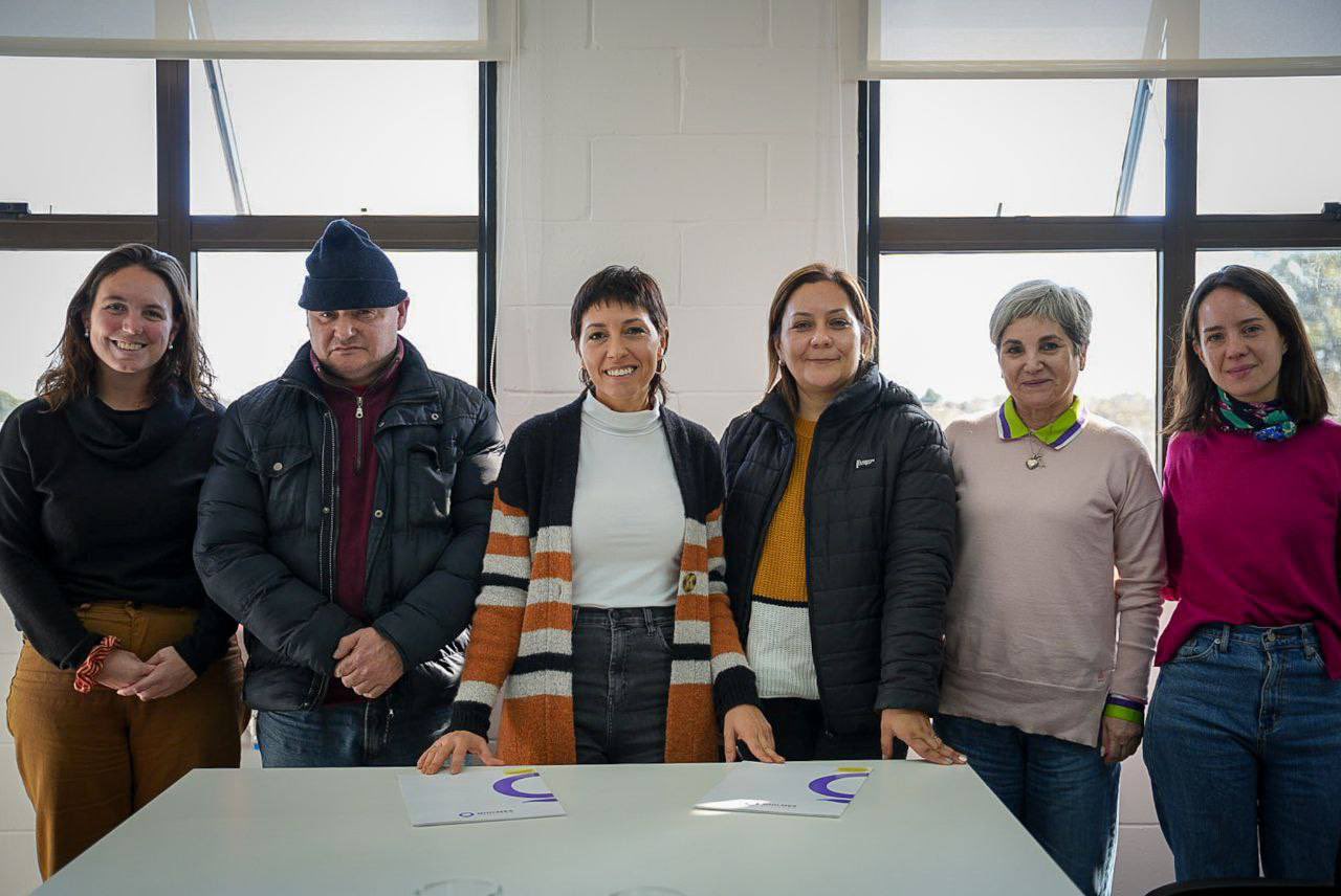 MAYRA ENTREGÓ ESCRITURAS A VECINOS Y DE SOLANO Y LA FLORIDA