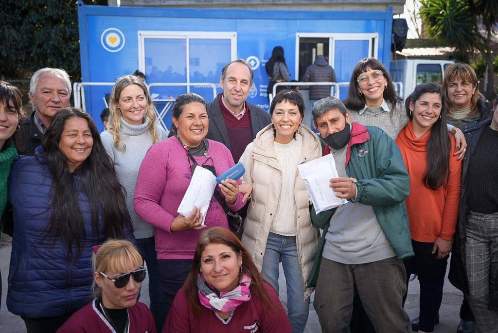 MAYRA ENCABEZÓ LA ENTREGA DE LENTES A VECINOS EN EZPELETA