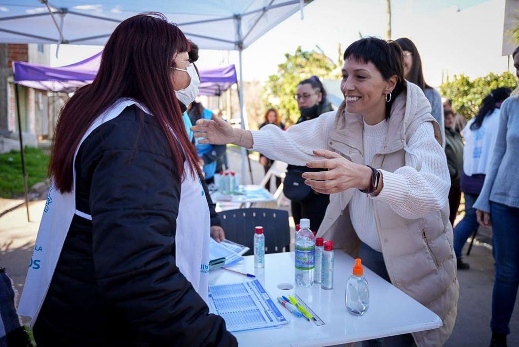 MAYRA ENCABEZÓ LA ENTREGA DE LENTES A VECINOS EN EZPELETA
