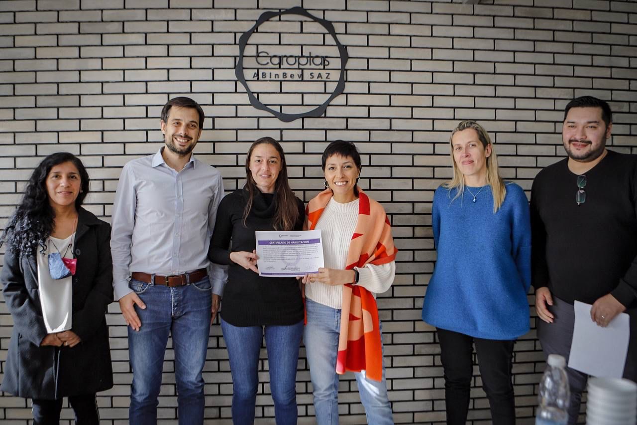 MAYRA ENTREGÓ CERTIFICADO DE HABILITACIÓN A LA INDUSTRIA QUILMEÑA COROPLAS