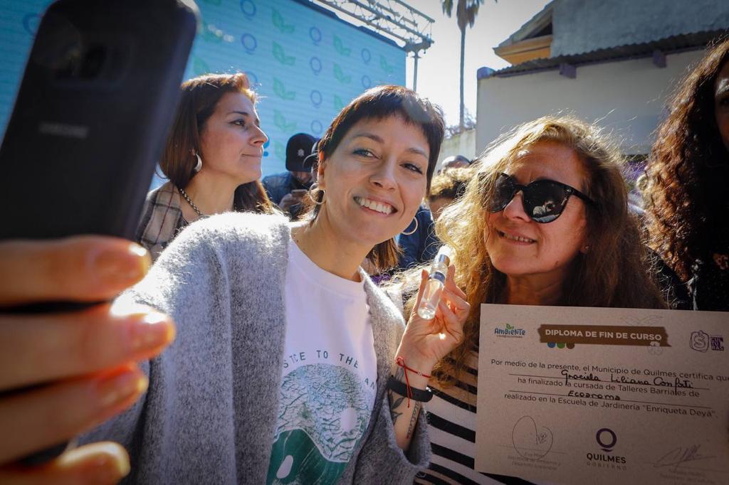 MAYRA ENTREGÓ DIPLOMAS EN LA ESCUELA DE JARDINERÍA MUNICIPAL