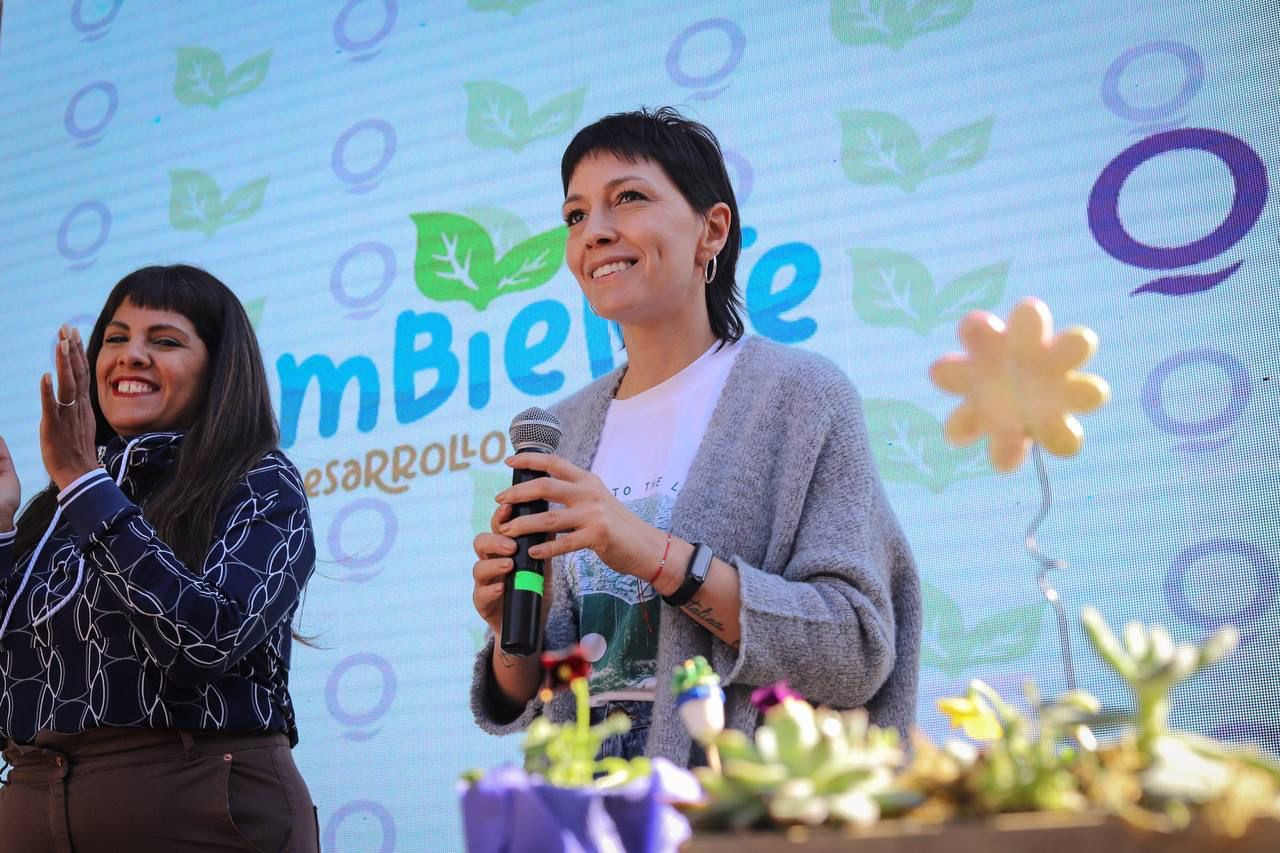 MAYRA ENTREGÓ DIPLOMAS EN LA ESCUELA DE JARDINERÍA MUNICIPAL