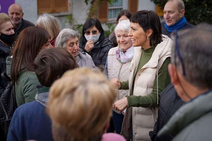 MAYRA EN EL BARRIO LUZ Y FUERZA