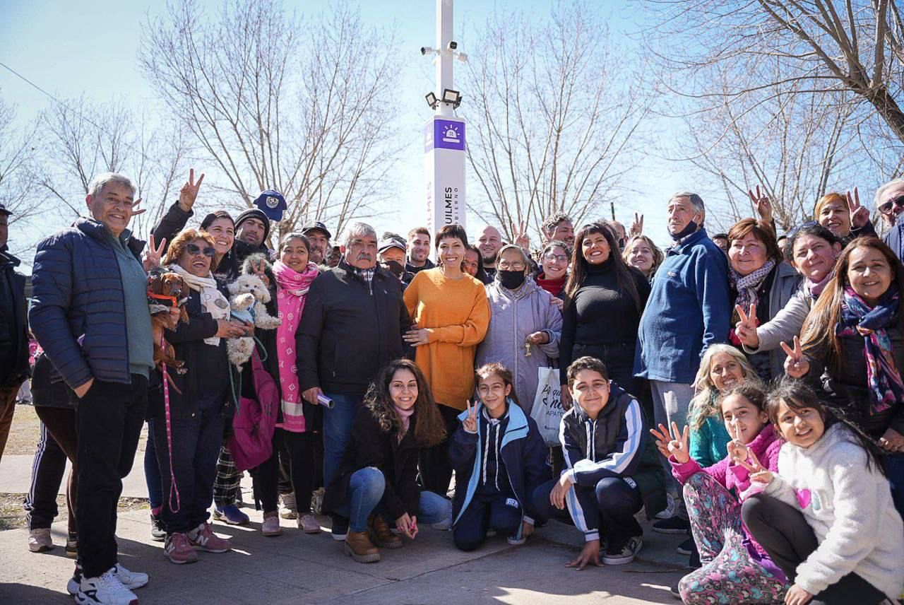 MAYRA INAUGURÓ EL NUEVO TÓTEM DE SEGURIDAD DE LA PLAZA DE LA VIRGEN