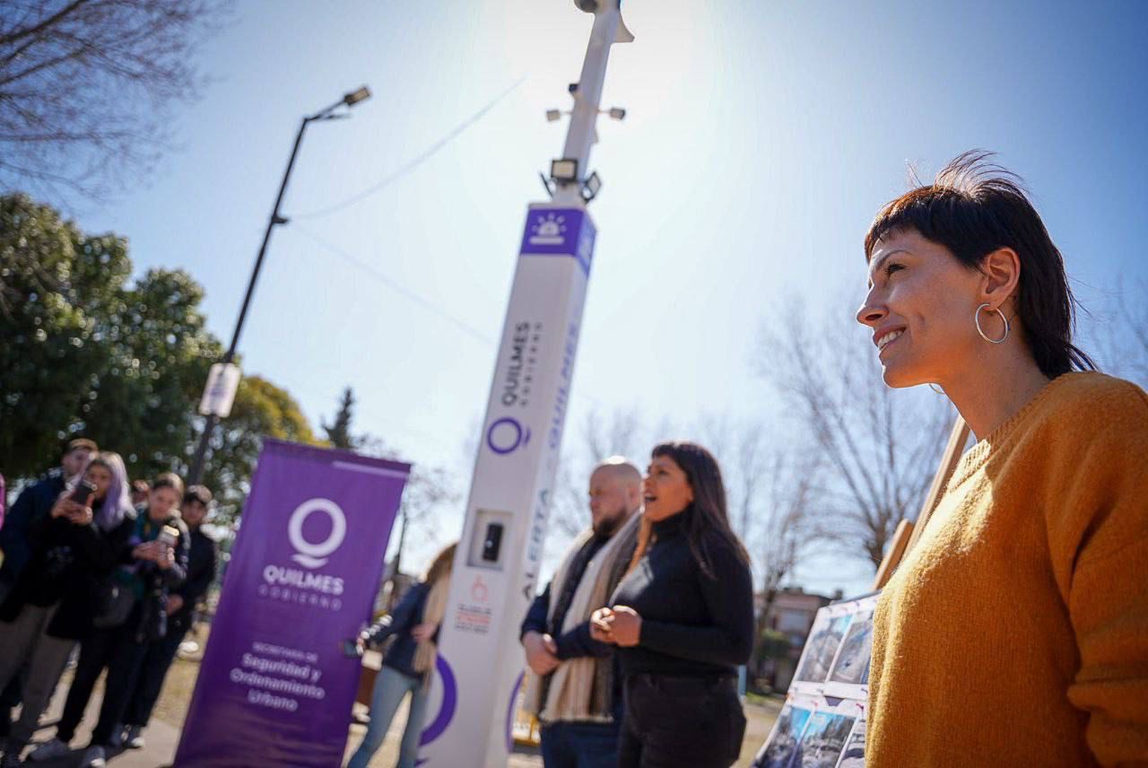 MAYRA INAUGURÓ EL NUEVO TÓTEM DE SEGURIDAD DE LA PLAZA DE LA VIRGEN