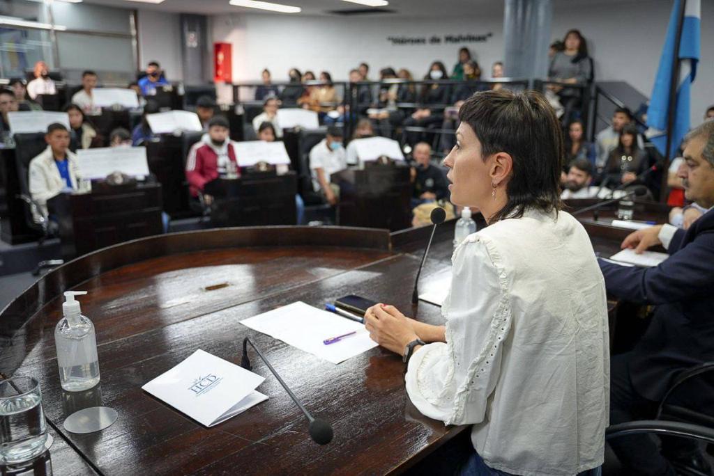 MAYRA JUNTO A LOS ALUMNOS Y ALUMNAS QUE PARTICIPAN DEL PROGRAMA PARLAMENTO 