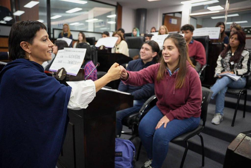 MAYRA JUNTO A LOS ALUMNOS Y ALUMNAS QUE PARTICIPAN DEL PROGRAMA PARLAMENTO 