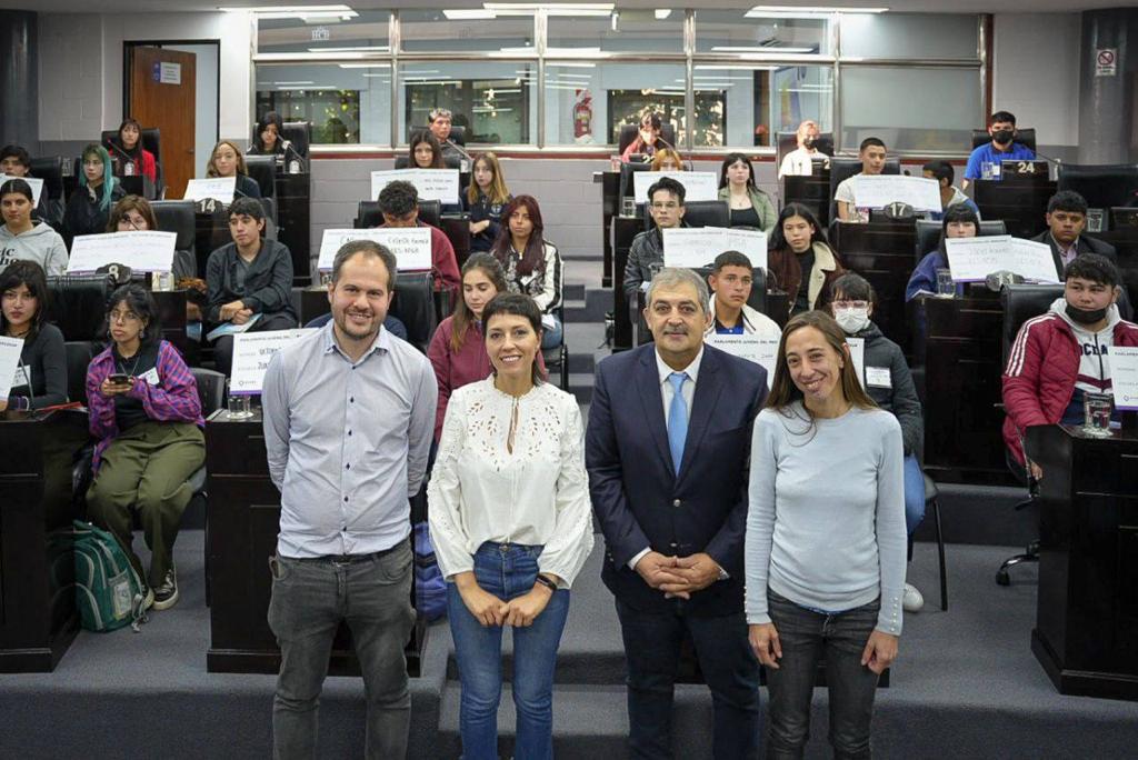 MAYRA JUNTO A LOS ALUMNOS Y ALUMNAS QUE PARTICIPAN DEL PROGRAMA PARLAMENTO 