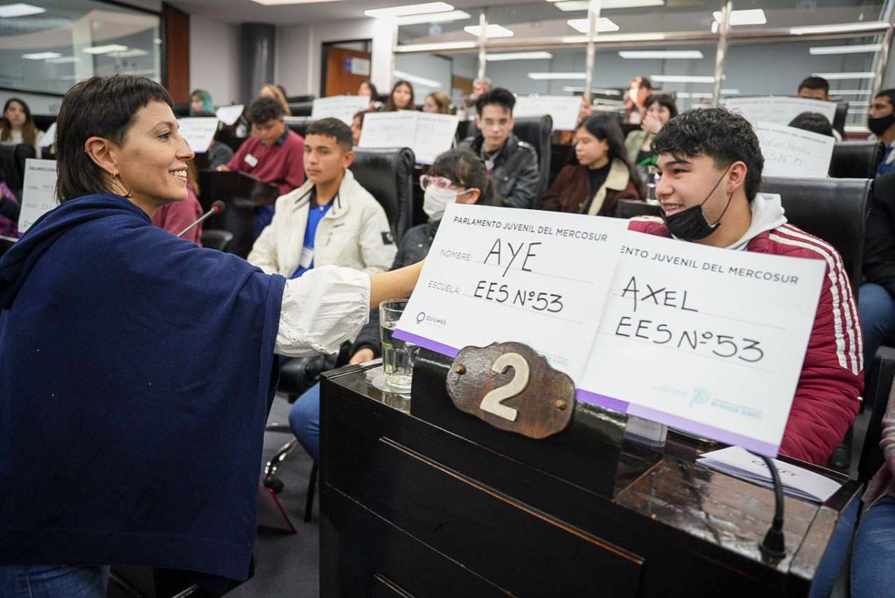 MAYRA JUNTO A LOS ALUMNOS Y ALUMNAS QUE PARTICIPAN DEL PROGRAMA PARLAMENTO 