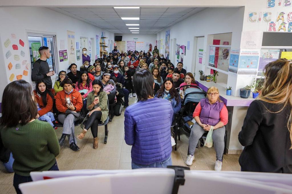 MAYRA DIALOGÓ CON VECINOS Y VECINAS DE QUILMES OESTE