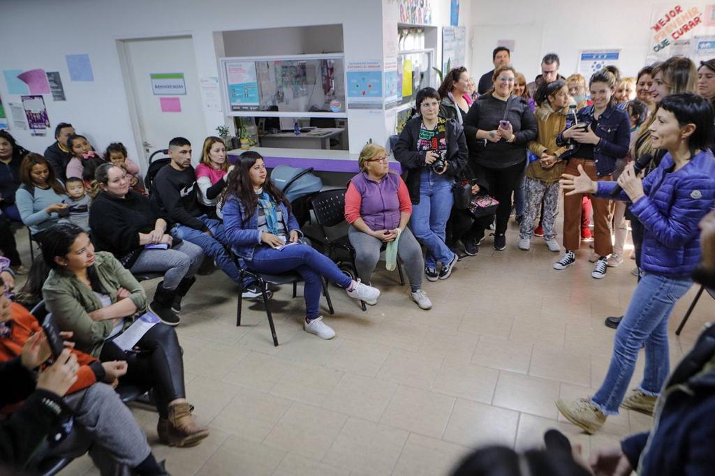 MAYRA DIALOGÓ CON VECINOS Y VECINAS DE QUILMES OESTE