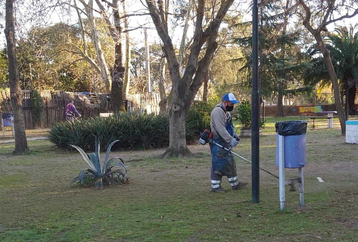 TRABAJOS DE LIMPIEZA INTEGRAL EN PLAZAS Y ESCUELAS DE BERNAL