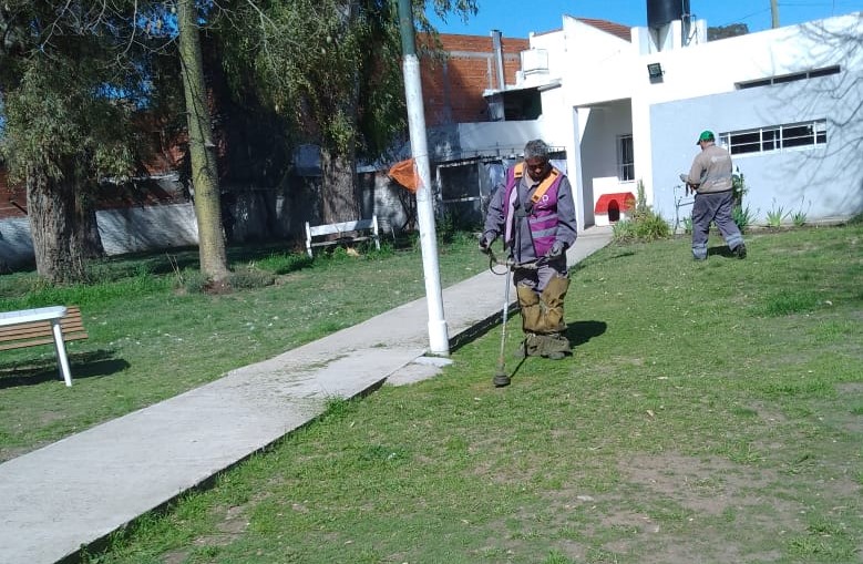 TRABAJOS DE LIMPIEZA INTEGRAL EN PLAZAS Y ESCUELAS DE BERNAL