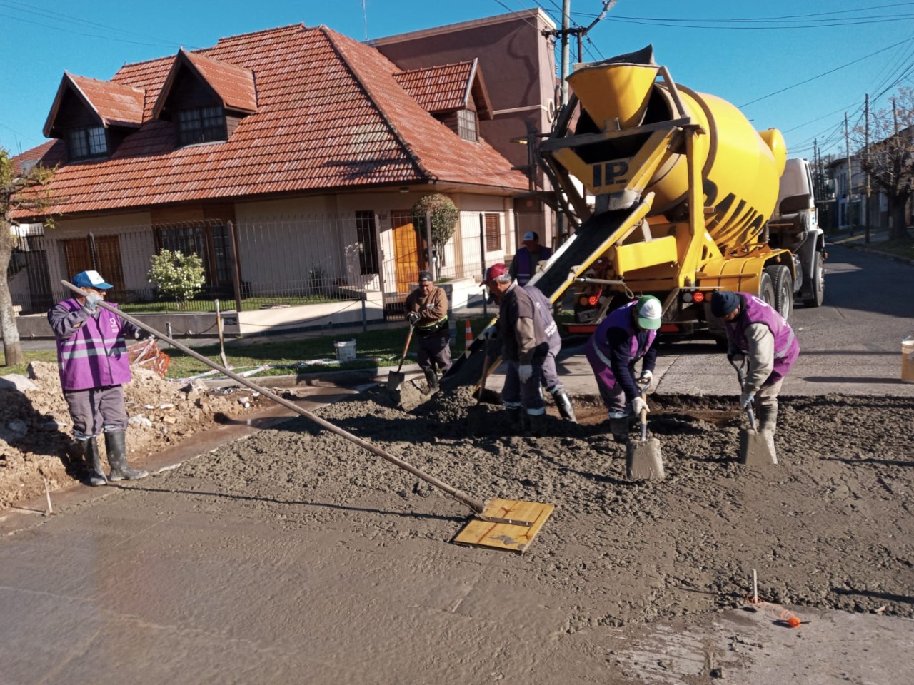 EL MUNICIPIO CONTINÚA CON LOS TRABAJOS DE BACHEO EN QUILMES OESTE