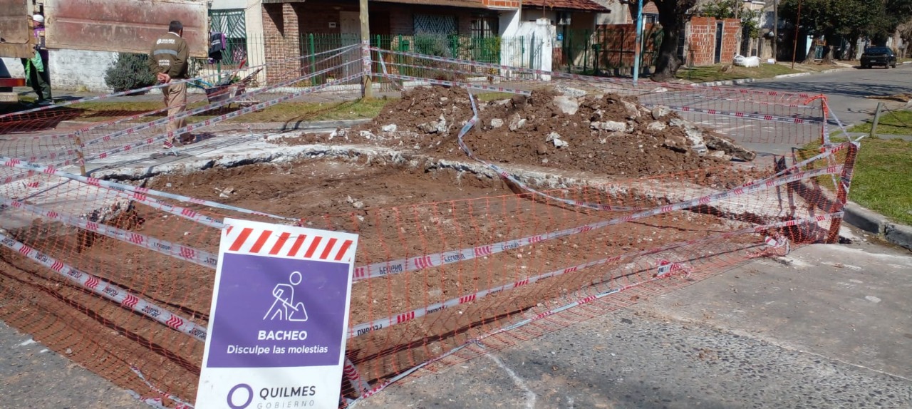 EL MUNICIPIO CONTINÚA CON LOS TRABAJOS DE BACHEO EN QUILMES OESTE