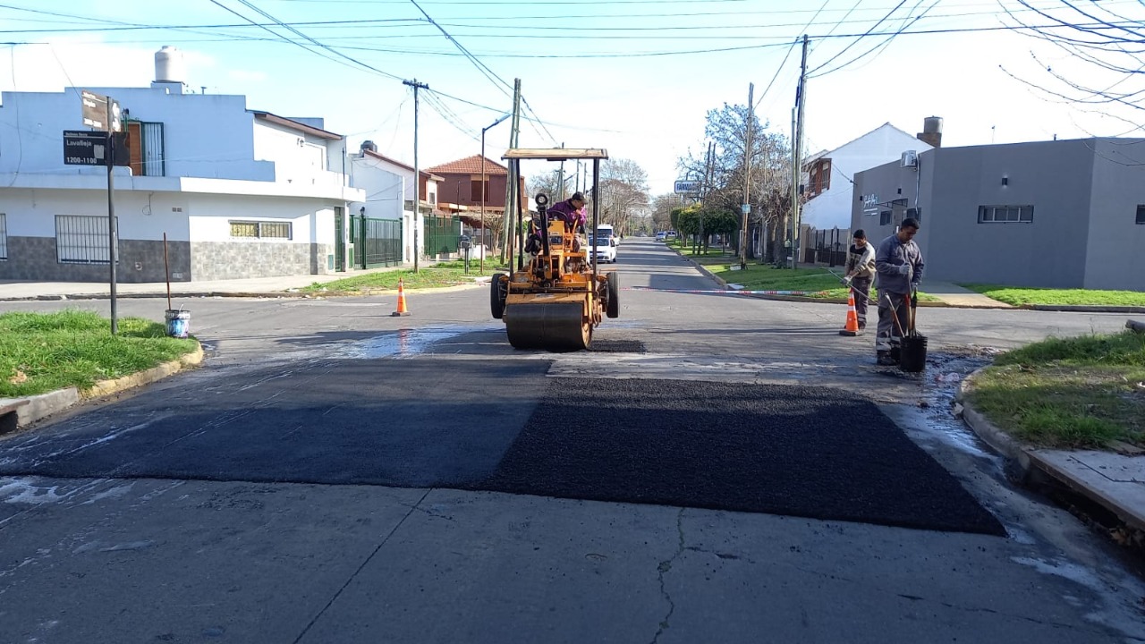 EL MUNICIPIO CONTINÚA CON LOS TRABAJOS DE BACHEO EN QUILMES OESTE