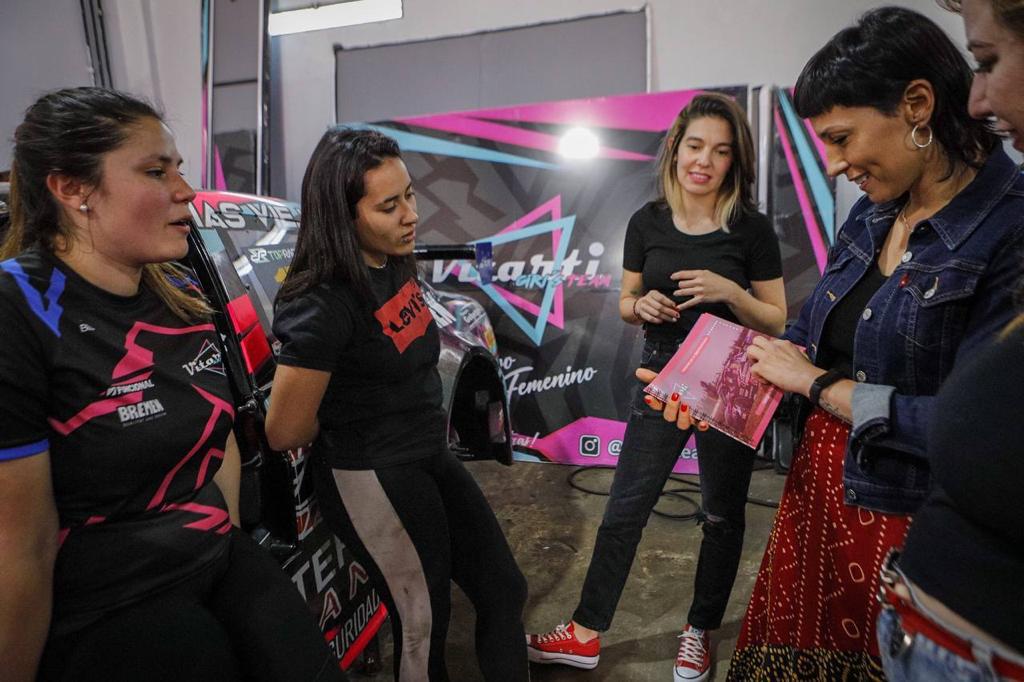 MAYRA VISITÓ EL TALLER DE “VITARTI GIRL’S TEAM”