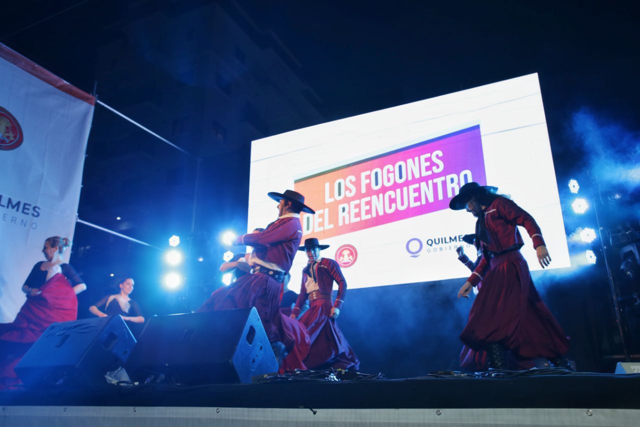 MULTITUDINARIO FESTEJO POR LA 55ª EDICIÓN DE LOS FOGONES DE BERNAL