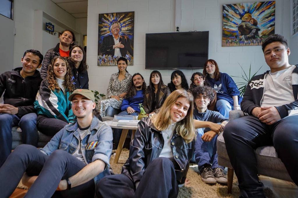 MAYRA JUNTO A ESTUDIANTES SECUNDARIOS