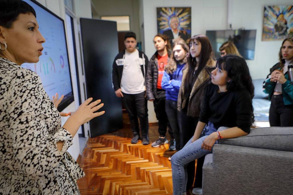 MAYRA JUNTO A ESTUDIANTES SECUNDARIOS