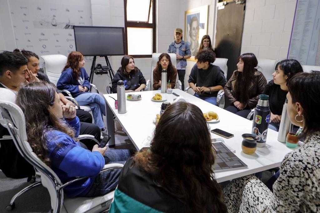 MAYRA JUNTO A ESTUDIANTES SECUNDARIOS