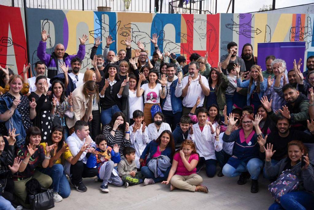 MAYRA INAUGURÓ UN MURAL INCLUSIVO DE LENGUA DE SEÑAS EN LA PLAZA ALBERDI