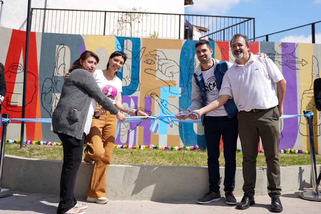 MAYRA INAUGURÓ UN MURAL INCLUSIVO DE LENGUA DE SEÑAS EN LA PLAZA ALBERDI