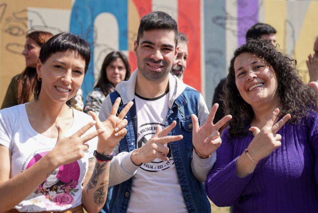 MAYRA INAUGURÓ UN MURAL INCLUSIVO DE LENGUA DE SEÑAS EN LA PLAZA ALBERDI