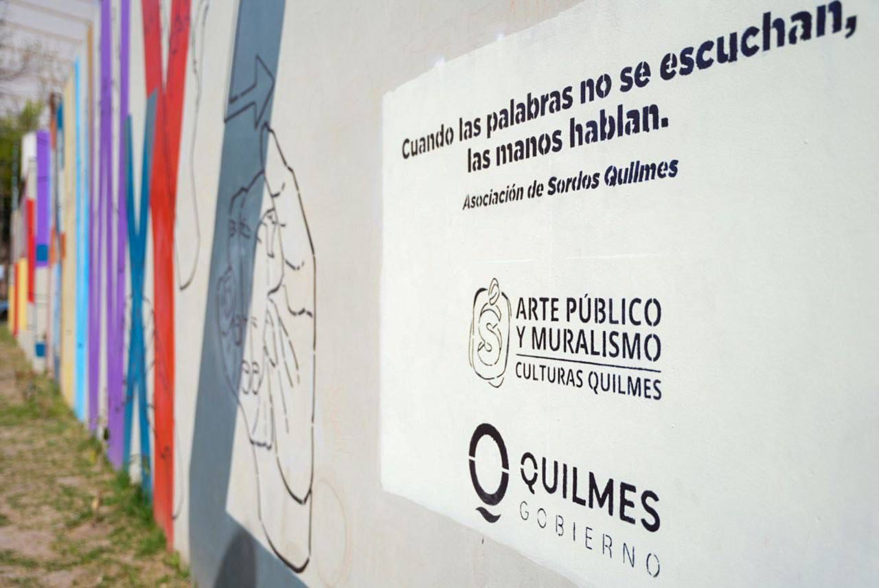 MAYRA INAUGURÓ UN MURAL INCLUSIVO DE LENGUA DE SEÑAS EN LA PLAZA ALBERDI
