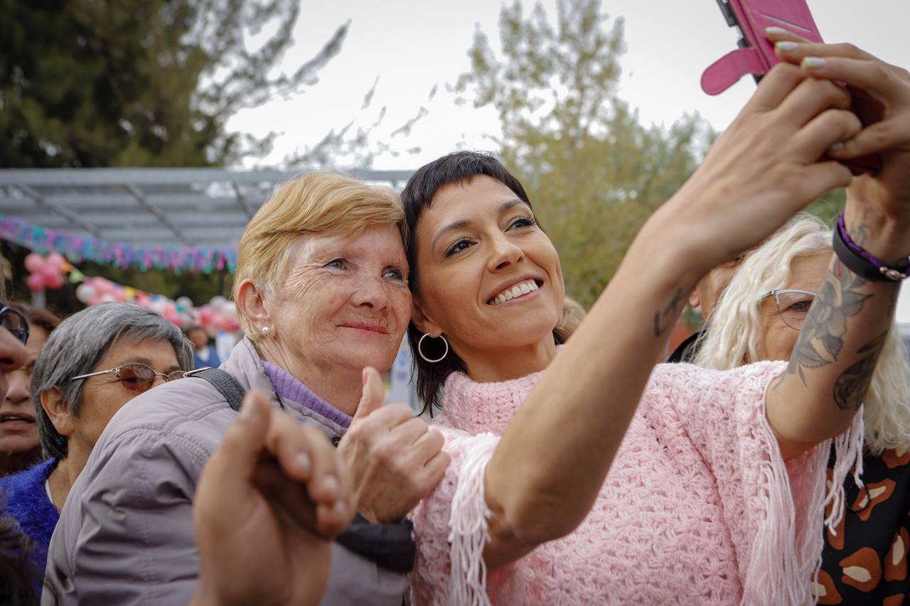 MAYRA EN LOS FESTEJOS POR EL DÍA DEL JUBILADO Y DE LA JUBILADA