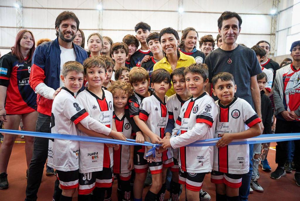 MAYRA INAUGURÓ EL NUEVO GIMNASIO DEPORTIVO DEL CLUB JUVENTUD DE BERNAL