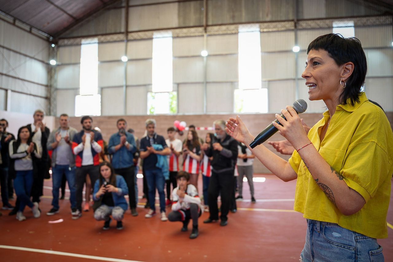 MAYRA INAUGURÓ EL NUEVO GIMNASIO DEPORTIVO DEL CLUB JUVENTUD DE BERNAL