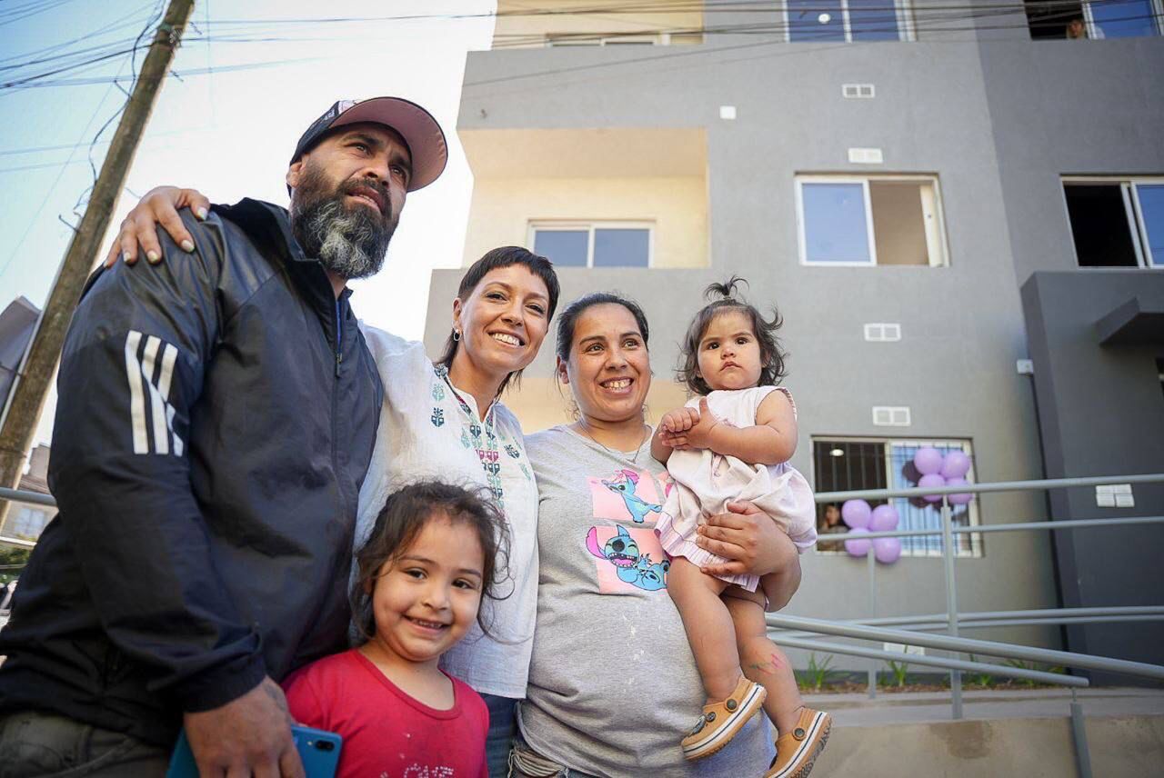 MAYRA Y FERRARESI ENTREGARON NUEVAS VIVIENDAS EN EL BARRIO LOS EUCALIPTUS