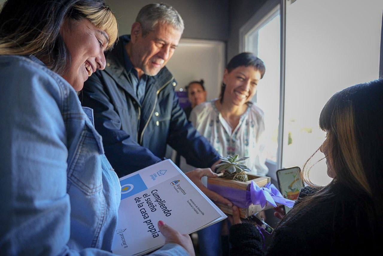 MAYRA Y FERRARESI ENTREGARON NUEVAS VIVIENDAS EN EL BARRIO LOS EUCALIPTUS