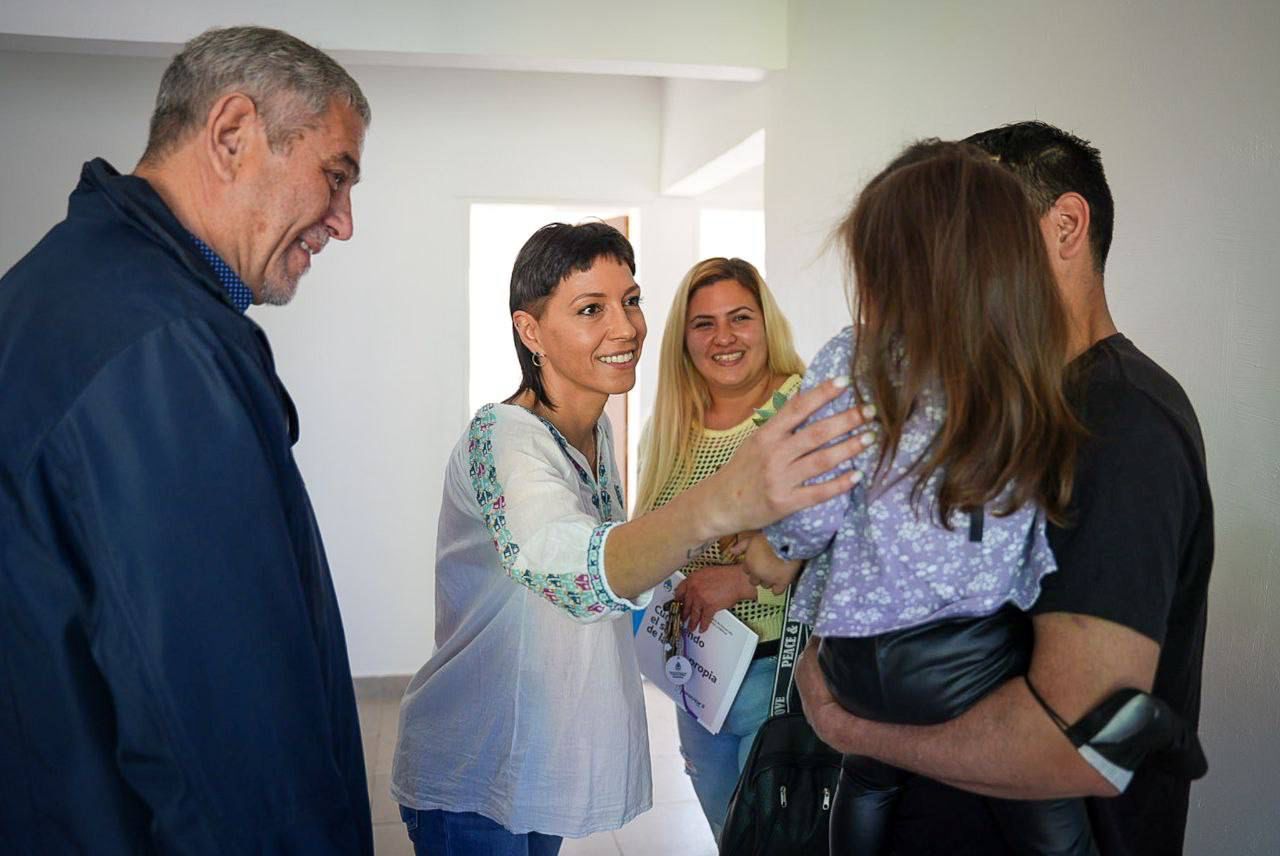 MAYRA Y FERRARESI ENTREGARON NUEVAS VIVIENDAS EN EL BARRIO LOS EUCALIPTUS