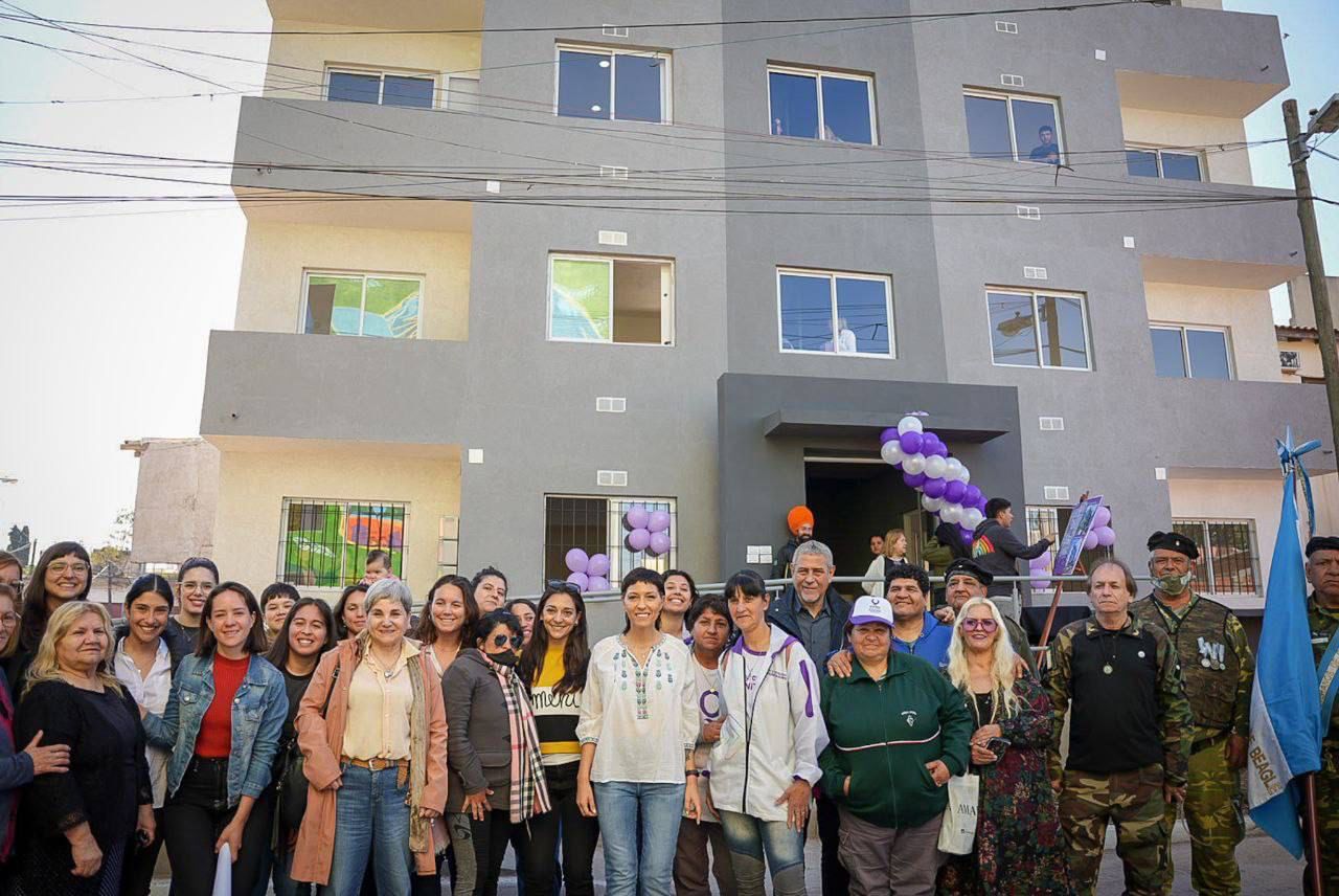 MAYRA Y FERRARESI ENTREGARON NUEVAS VIVIENDAS EN EL BARRIO LOS EUCALIPTUS