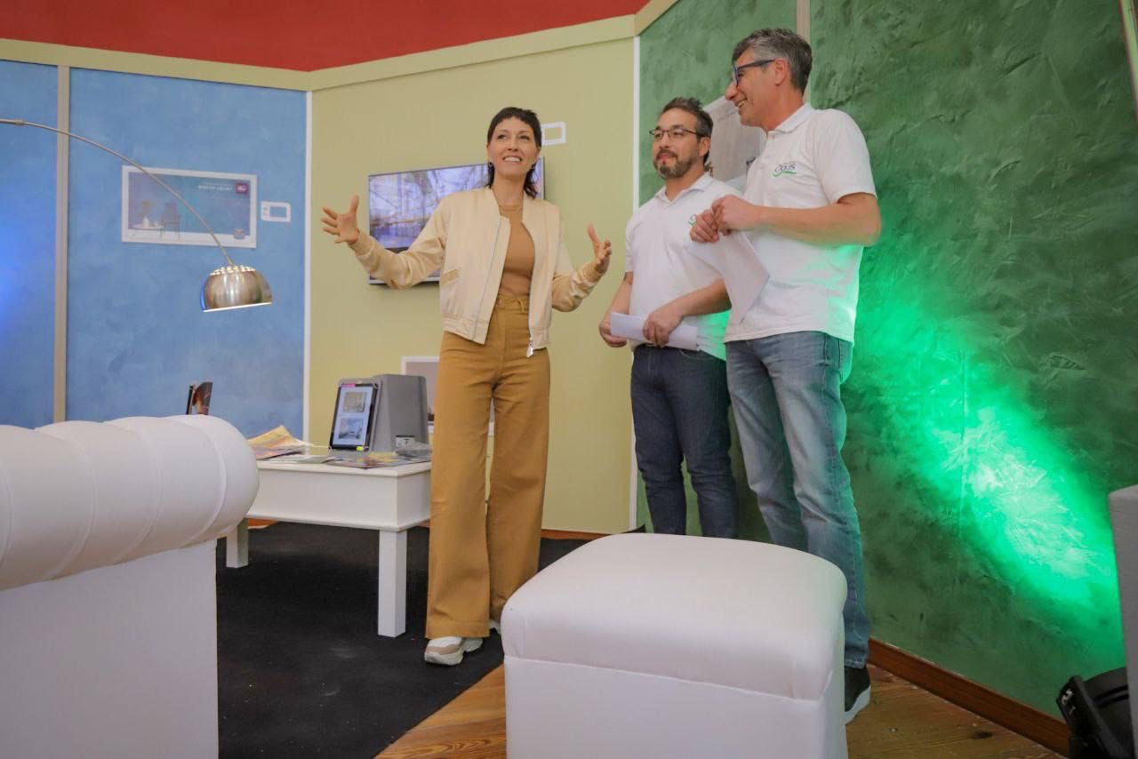 MAYRA JUNTO A EMPRENDEDORES Y COMERCIANTES EN LA EXPO DECO QUILMES