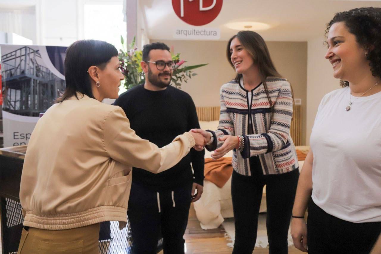 MAYRA JUNTO A EMPRENDEDORES Y COMERCIANTES EN LA EXPO DECO QUILMES