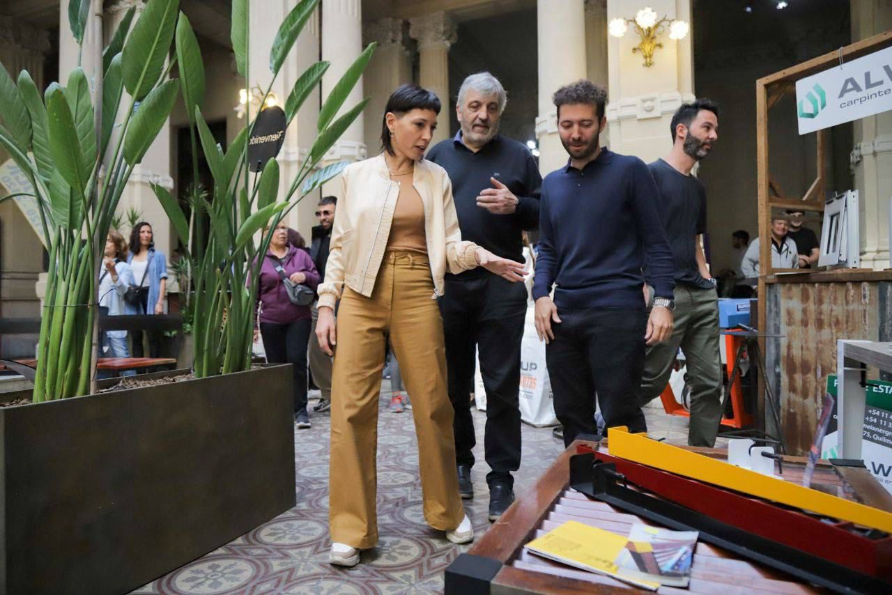 MAYRA JUNTO A EMPRENDEDORES Y COMERCIANTES EN LA EXPO DECO QUILMES