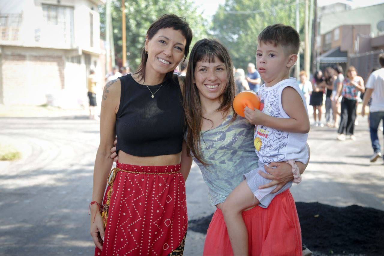 MAYRA RECORRIÓ OBRAS DE BACHEO EN EL BARRIO GÜEMES DE QUILMES OESTE 