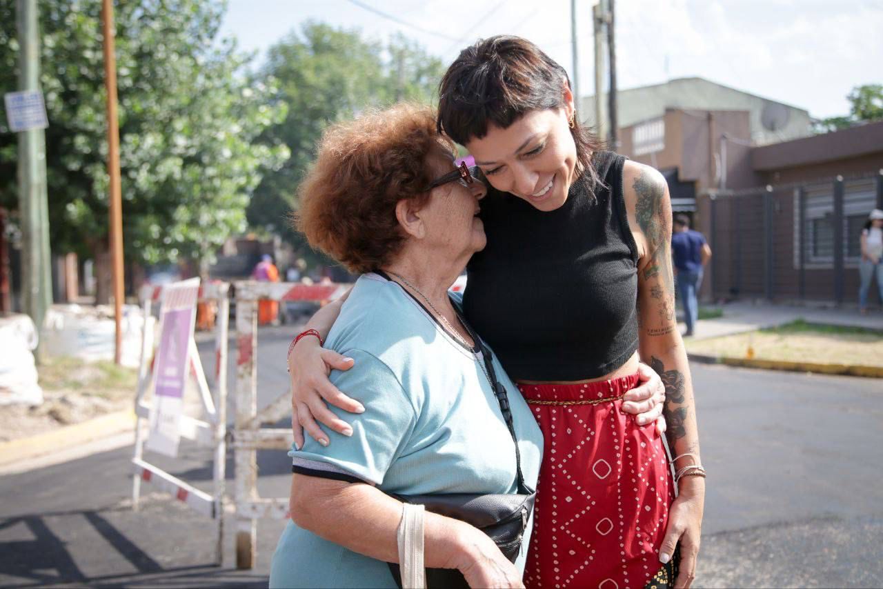MAYRA RECORRIÓ OBRAS DE BACHEO EN EL BARRIO GÜEMES DE QUILMES OESTE 