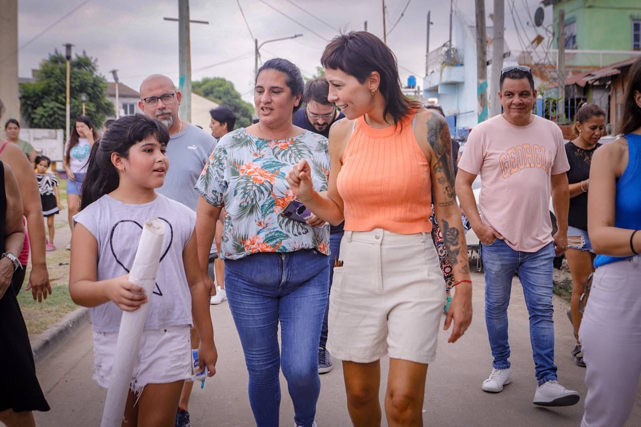 MAYRA RECORRIÓ LA OBRA DE PAVIMENTACIÓN EN EL BARRIO LYNCH