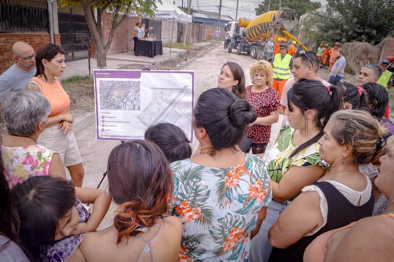 MAYRA RECORRIÓ LA OBRA DE PAVIMENTACIÓN EN EL BARRIO LYNCH